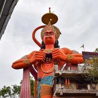 stor staty av herre hanuman nära de delhi metro bro belägen nära karol bagh, delhi, Indien, herre hanuman stor staty rörande himmel foto