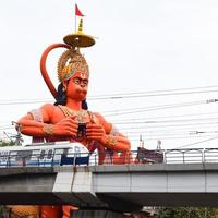 stor staty av herre hanuman nära de delhi metro bro belägen nära karol bagh, delhi, Indien, herre hanuman stor staty rörande himmel foto