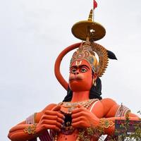 stor staty av herre hanuman nära de delhi metro bro belägen nära karol bagh, delhi, Indien, herre hanuman stor staty rörande himmel foto