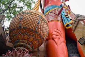 stor staty av herre hanuman nära de delhi metro bro belägen nära karol bagh, delhi, Indien, herre hanuman stor staty rörande himmel foto