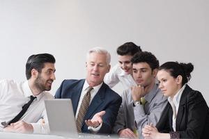 företag människor grupp på möte på modern börja kontor foto