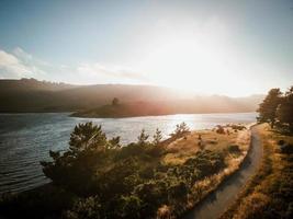 antenn av landsväg och kullar vid vatten foto