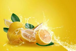vatten stänk på färska skivna mogna gula citroner foto