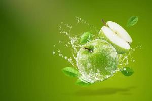 vatten stänk på färskt grönt äpple foto