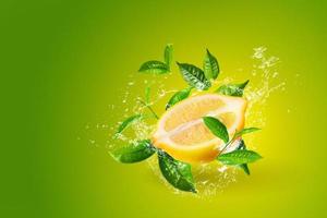 vatten stänk på citroner och grönt te blad foto
