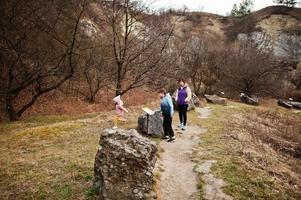 familj på turold science trail, mikulov, tjeckien lär dig typer av stenraser. foto