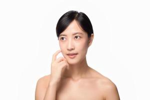 porträtt av skön ung asiatisk kvinna rena färsk bar hud begrepp. asiatisk flicka skönhet ansikte hudvård och hälsa friskvård, ansiktsbehandling behandling, perfekt hud, naturlig göra upp på vit bakgrund foto