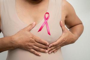 bröst cancer, rosa band på asiatisk senior lady för stödjande medvetenhet, symbol av värld bröst cancer dag. foto