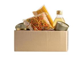 livsmedel för donation, förvaring och leverans. diverse mat, pasta, matolja och konserver i kartong. foto