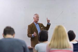 lärare med en grupp av studenter i klassrum foto