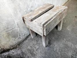 enkel liten stol av trä foto
