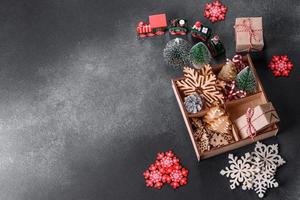 jul leksaker och dekorationer på en mörk betong bakgrund foto