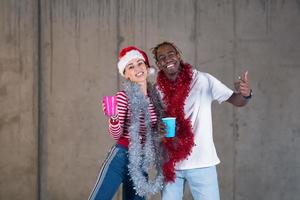 ung multietnisk företag par fira ny år fest foto