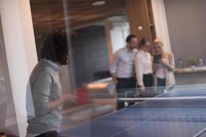 börja företag team spelar ping pong tennis foto