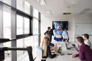 chef klädd som Björn har roligt med företag människor i trendig kontor foto
