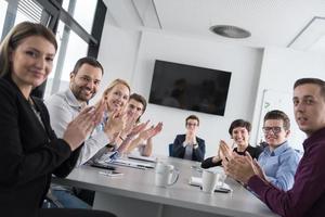 grupp av ung människor möte i börja kontor foto