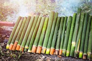 klibbig ris rostad i bambu lederna thai efterrätt med klibbig ris uppblött i kokos mjölk foto