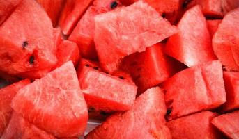 röd vattenmelon skiva på tallrik bakgrund foto