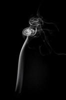 en enda vit rök bränna från rökelse, skott i studio med mörk svart bakgrund, för design och religion begrepp foto