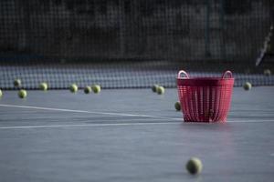 en röd tennis korg på domstol foto