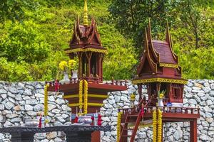 helig spöke hus helgedom små tempel trädgård gård by thailand. foto