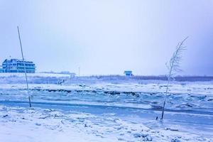 frysta flod hav på dike snö is floes glate is. foto