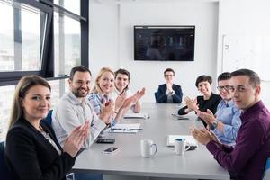 grupp av ung människor möte i börja kontor foto