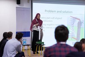 muslim affärskvinna ger presentationer foto