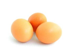 tre ägg på vit bakgrund