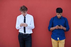 multietnisk börja företag män använder sig av mobil telefon foto