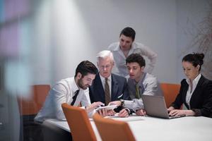 företag människor grupp på möte på modern börja kontor foto