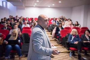 framgångsrik affärsman ger presentationer på konferens rum foto