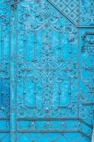 närbild av blåmålade rikt dekorerade barocka ståldörrar