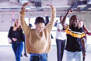 ung multietnisk företag människor dans i oavslutat börja kontor foto