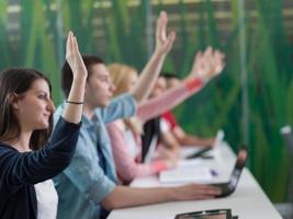 studenter grupp höja händer upp på klass foto