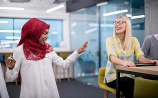 muslim affärskvinna ger presentationer på kontor foto