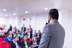 framgångsrik affärsman ger presentationer på konferens rum foto