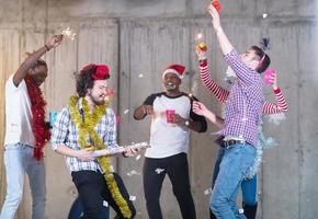 multietnisk grupp av tillfällig företag människor har konfetti fest foto