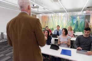 lärare med en grupp av studenter i klassrum foto