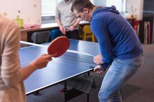 börja företag team spelar ping pong tennis foto
