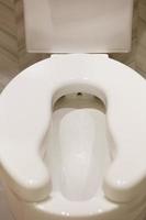 vit toalettskål foto