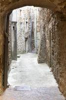 typisk gränd i en by i södra Frankrike foto