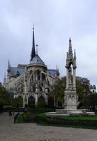 fasad av Notre Dame de Paris och staty foto