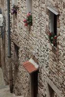 hausfassaden und fenster i der altstadt von pula i kroatien foto
