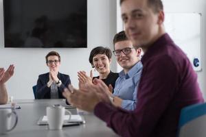 grupp av ung människor möte i börja kontor foto