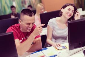 teknologi studenter grupp arbetssätt i dator labb skola klassrum foto