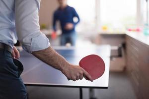 börja företag team spelar ping pong tennis foto