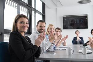 grupp av ung människor möte i börja kontor foto