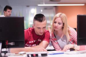 teknologi studenter grupp arbetssätt i dator labb skola klassrum foto