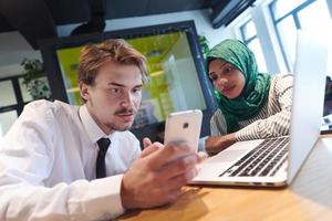 internationell mångkulturell företag team arbetssätt tillsammans foto